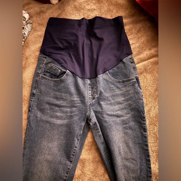 These are some lightly worn maternity clothes, well taken care of+ smoke free! - Picture 4 of 7